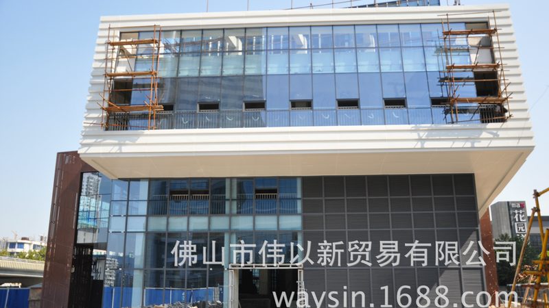 阳台封窗安装师傅，日薪几何？揭秘行业薪酬现状**